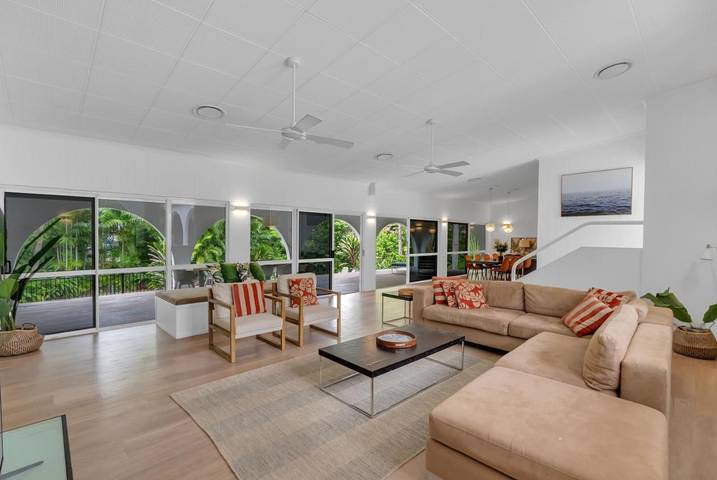 Holiday home for 8 people, with pool and children pool as well as garden in Palm Cove