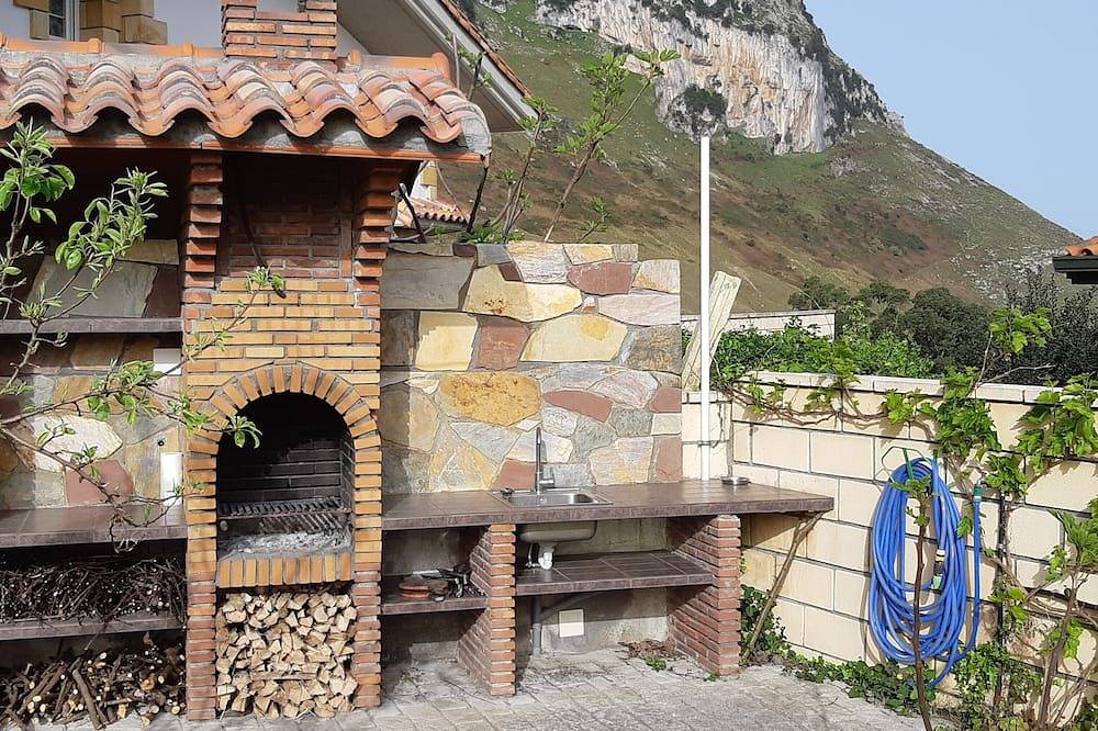 Entire apartment, Attic-loft with Jaccuzy on Sonabia's beach and overlooking beach and Mountain in Castro-Urdiales, Cantabrian Coast