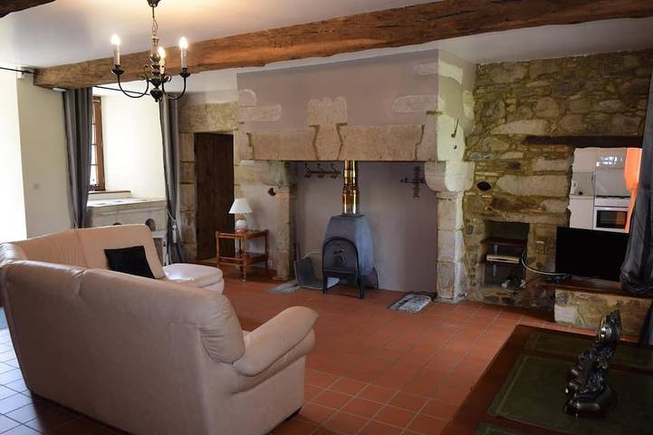 Gîte pour 8 personnes, avec terrasse ainsi que piscine et jardin à Monsireigne