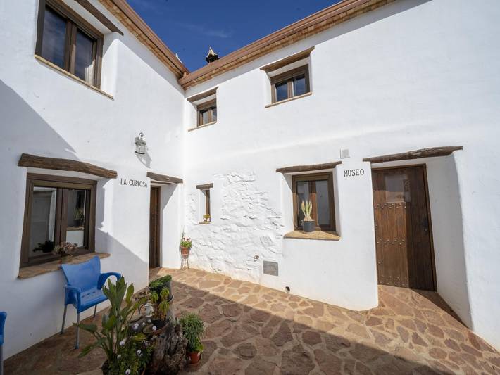 Casa rural para 4 personas, con Jacuzzi además de Terraza y Piscina en Laroya