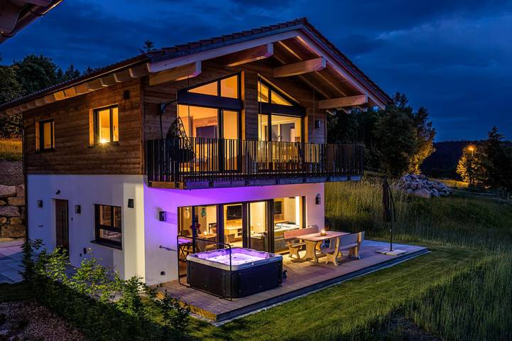 Chalet für 7 Personen, mit Balkon/Terrasse und Balkon sowie Whirlpool und Terrasse in Zwiesel