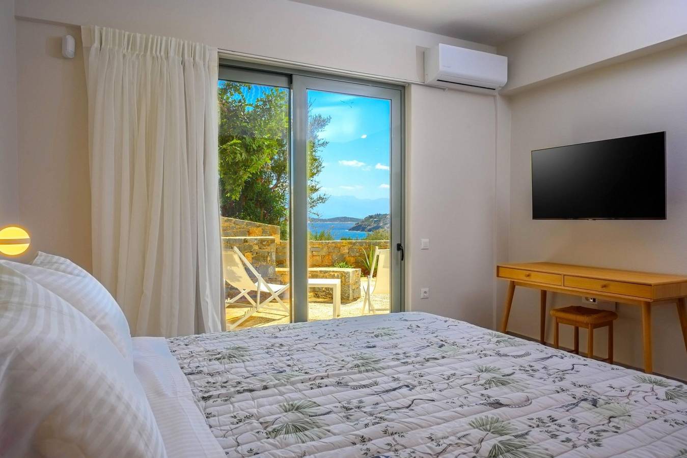 Ganze Wohnung, Heartwood Suite w Shared Pool by Roots Suites in Lasithi