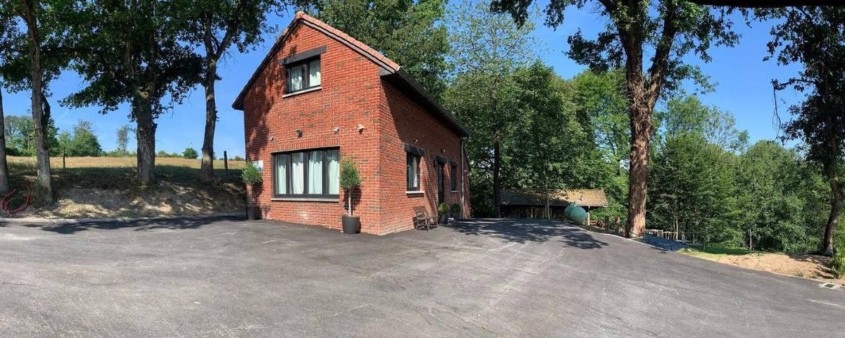 Location de vacances pour 5 personnes, avec vue et terrasse à Houyet