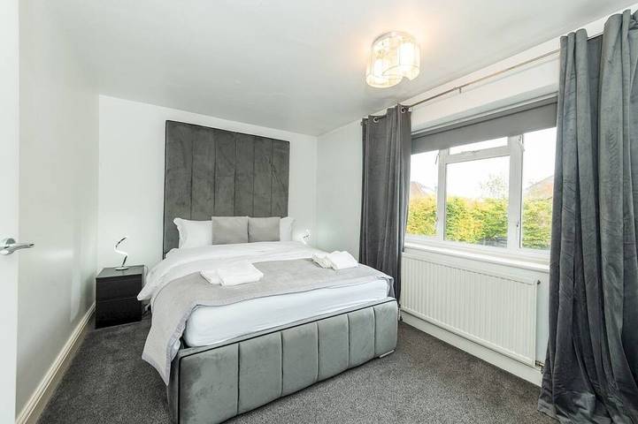 Spacious Home Heated Pool(April-Sep) in Tilehurst - Pass the Keys in Reading, Berkshire