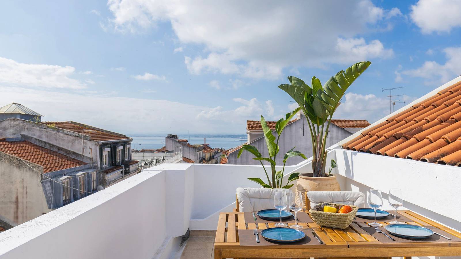 Apartamento inteiro, Authentic Lisbon Living with a View by Lovelystay in Encarnação, Lisboa
