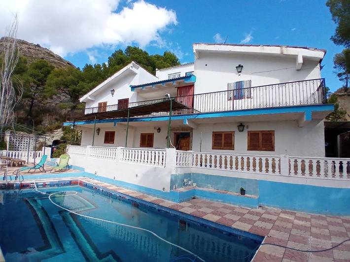 Casa rural para 12 personas, con balcón y piscina en Chulilla