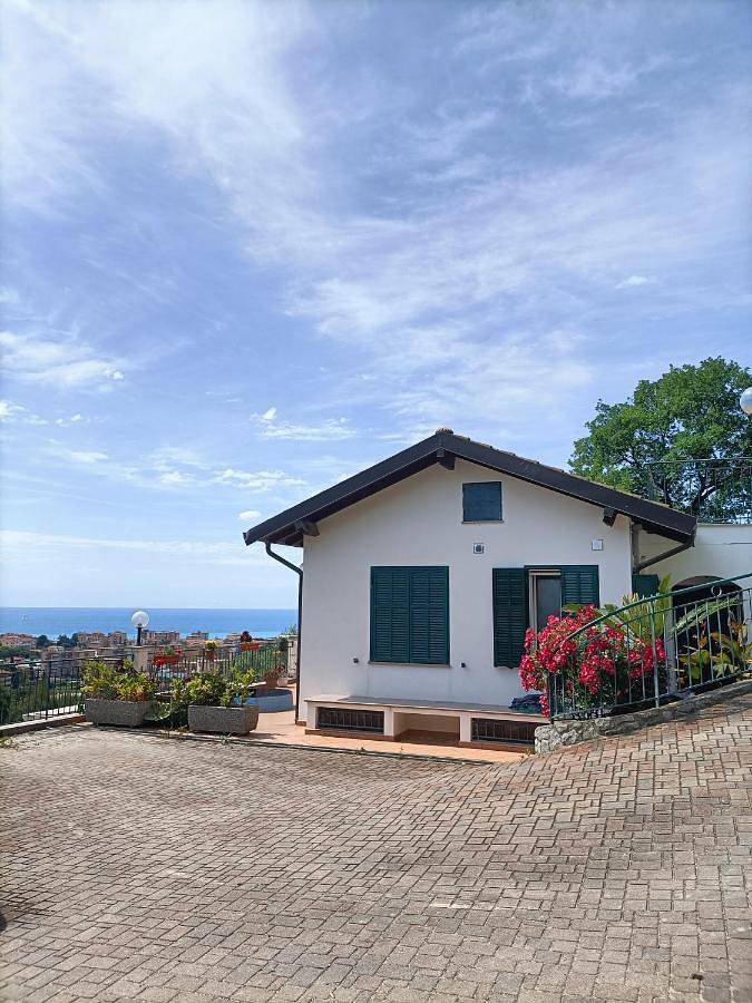 Casa vacanza per 4 persone, con Balcone e Terrazza nonché Giardino e Panorama a Vallecrosia