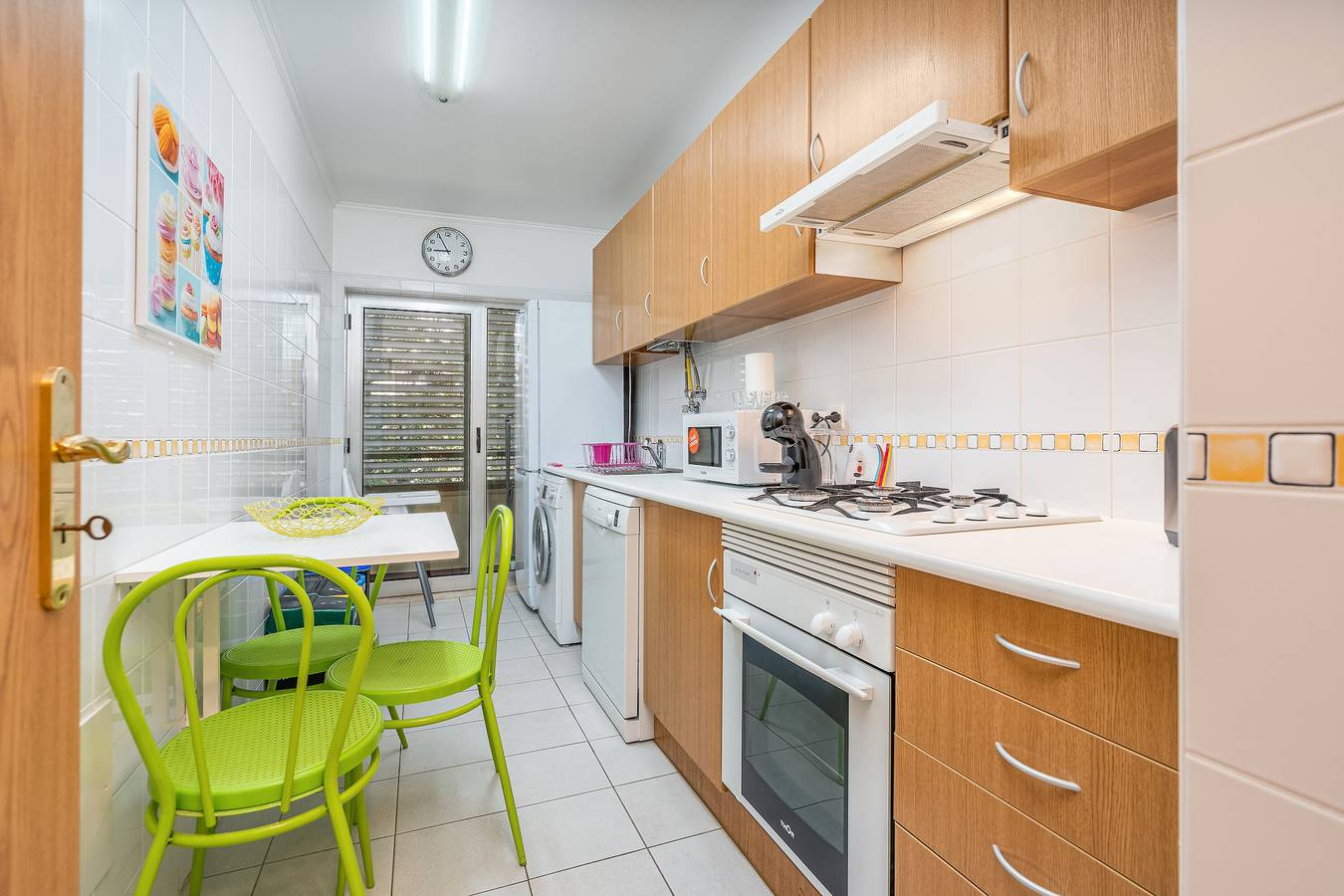 Apartamento inteiro, Apartamento 'Cool Motion Rocha Beach T2' com Varanda, Wi-Fi e Ar Condicionado in Praia da Rocha, Portimão