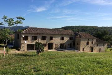 Gîte pour 15 personnes, avec jardin à Larroque