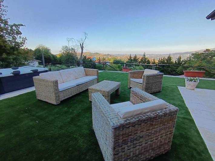Baita per 4 persone, con giardino e piscina nonché idromassaggio, adatto a famiglie con bambini in Gran Sasso