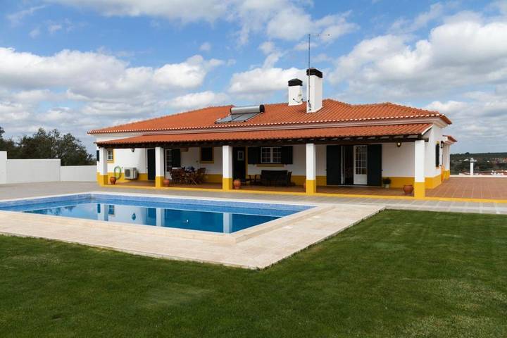 Maison d’hôte pour 12 personnes, avec vue ainsi que jardin et piscine dans Avis - 3
