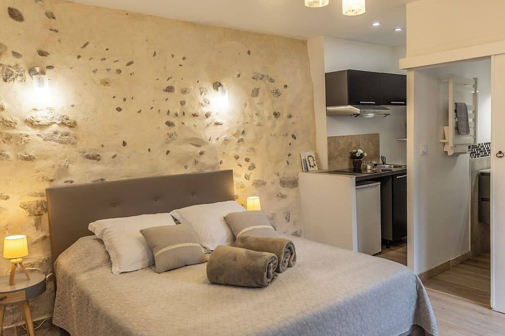 Entire apartment, Charming modern apartment in a quiet Provencal house in Eyragues Alpilles in Eyragues, Arles region