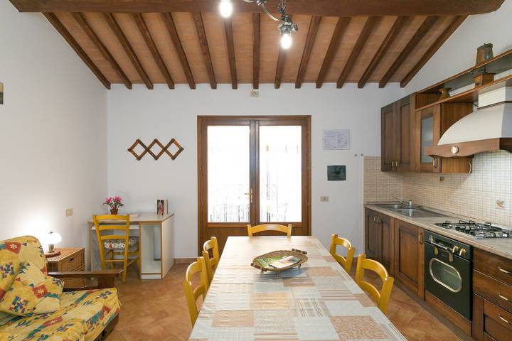 Agriturismo "Il Pino - Appartamento Ciliegio" con piscina condivisa, terrazza privata e Wi-Fi in Cecina, Costa degli Etruschi
