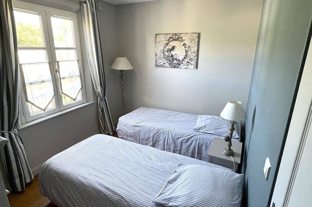Flat duplex in Villa  4/6 pers. Near Grasse, Swimming pool, Garden in Le Rouret, Region de Cannes