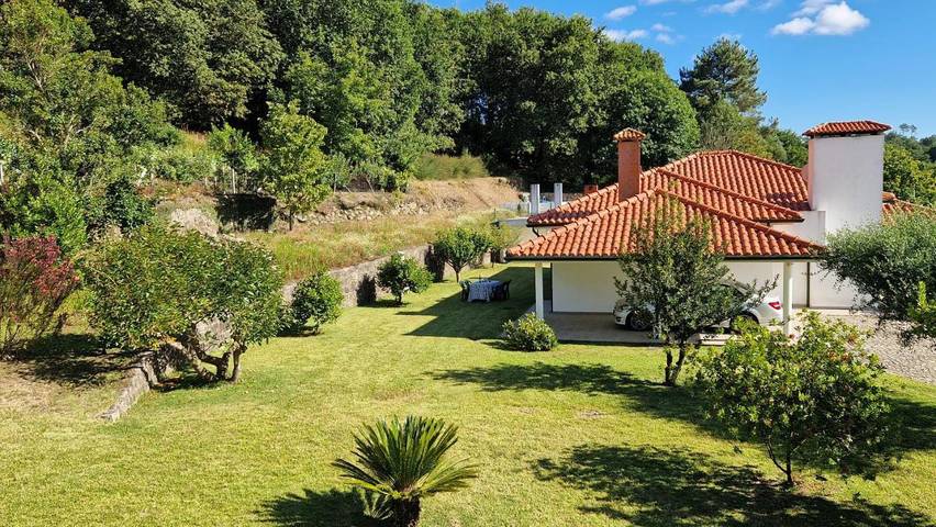 Location de vacances pour 6 personnes, avec vue ainsi que piscine et jardin dans Paredes de Coura - 3