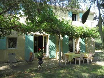 Gîte pour 6 personnes, avec jardin et terrasse à Montfrin