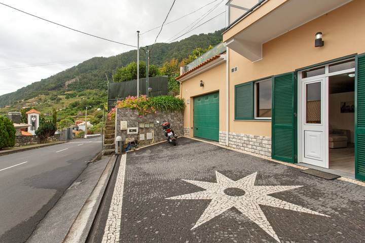 Entire apartment, Apartment 'Casa Viva' with Sea View, Shared Terrace and Wi-Fi in Machico, Madeira