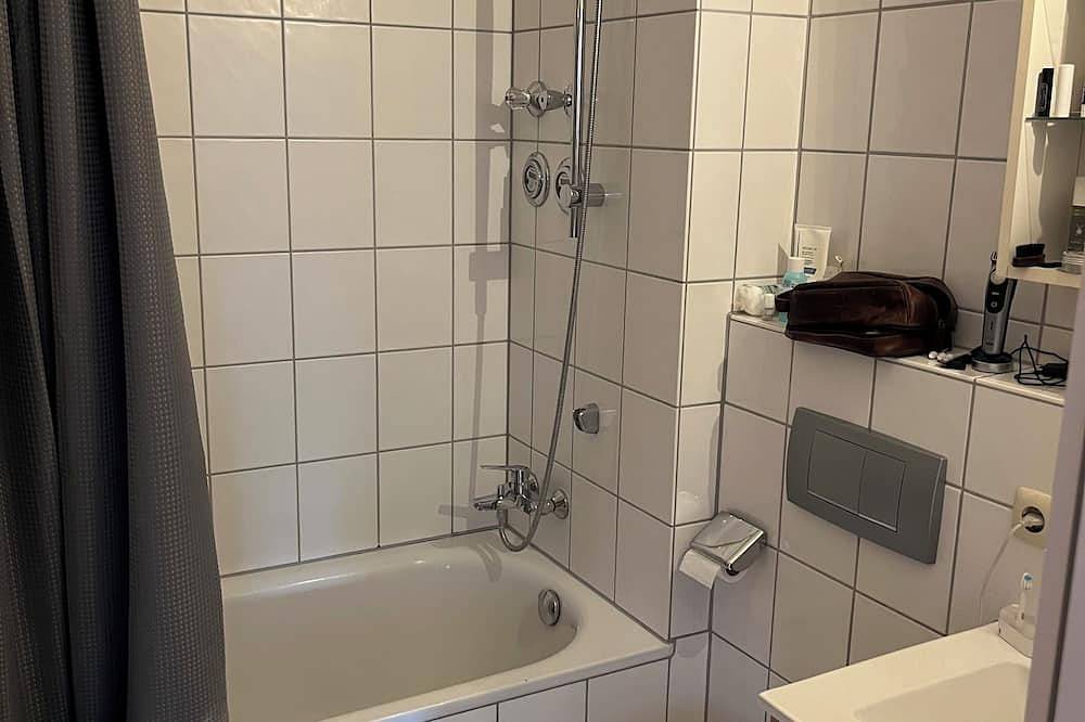Ganze Wohnung, Helle 2-Zimmer-Dachgeschosswohnung in Neufahrn b. Freising - zur Untermiete in Neufahrn bei Freising, Oberbayern