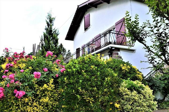 Gîte pour 2 personnes, avec vue et jardin à Ispoure