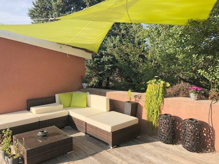 Cottage pour 3 personnes, avec piscine et jardin, adapté aux familles dans Communay