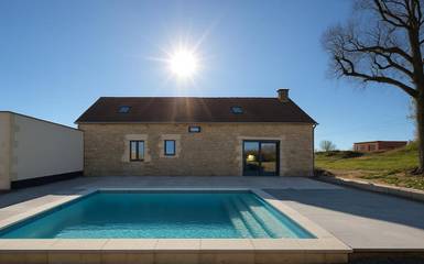 Gîte pour 6 personnes, avec terrasse et jardin ainsi que piscine et vue, animaux acceptés à Saint-Amand-de-Coly