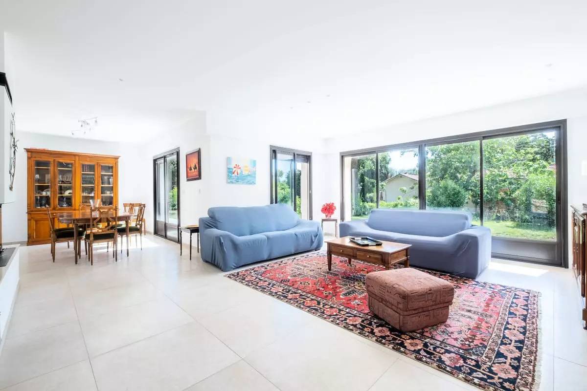 Houses & Villas for 8 Persons in Antibes, Mediterranean Coast (France)