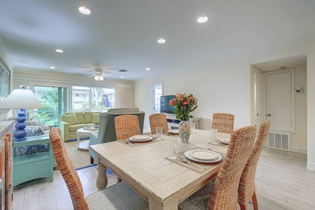 Ganze Wohnung, Gehen Sie zum Lido Beach, zu Fuß zum Armand Cir mit Restaurants und Einkaufsmöglichkeiten, Wlan, Xfinity, 2Tv's, beheiztem Pool / Spa in Lido Key, Sarasota