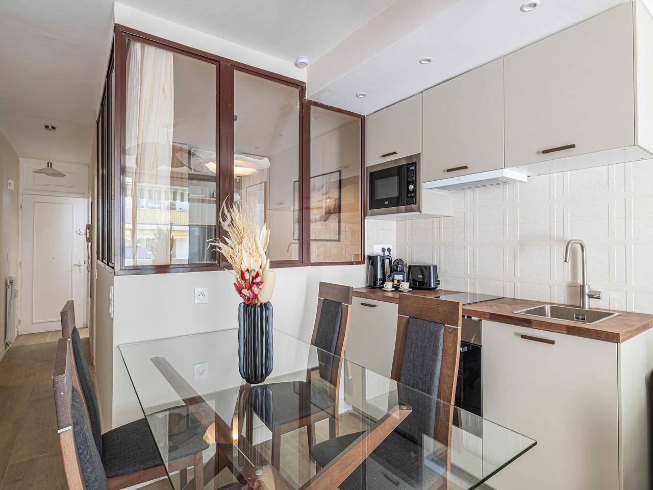Hel lejlighed, Sunny getaway with balcony and A/C in Antibes in Antibes, Cannes og omegn