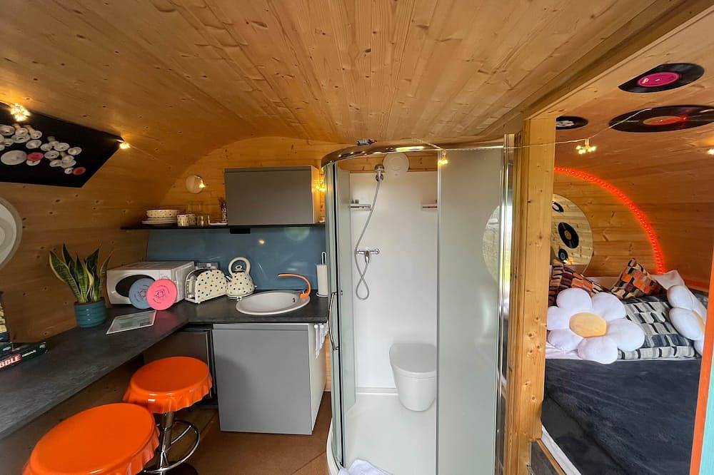 Dinky Disc - Cosy Hot Tub Escape in Chorleywood, Hertfordshire