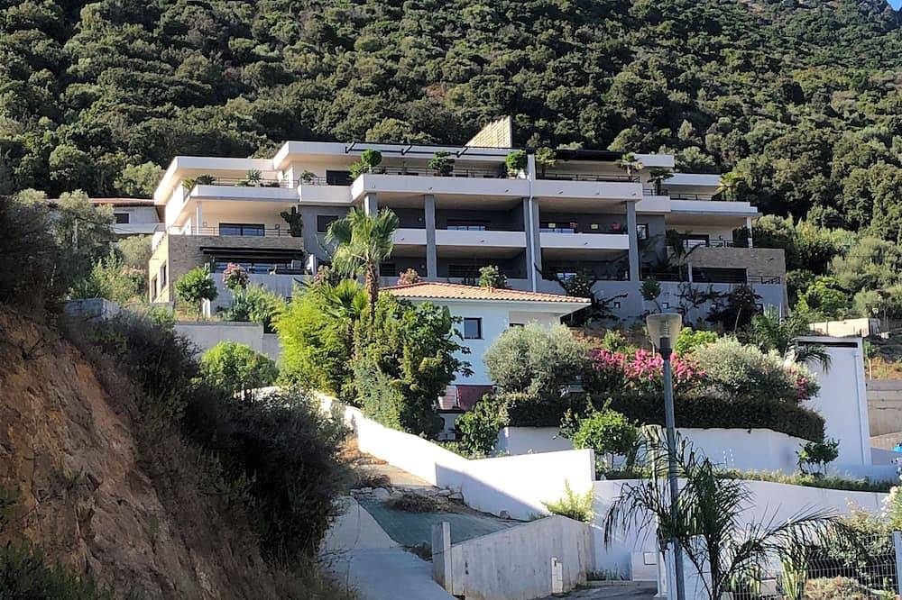 Appartamento intero, Between sea and mountains, spacious, quiet apartment with superb views. in Alata (Corsica), Ajaccio e dintorni