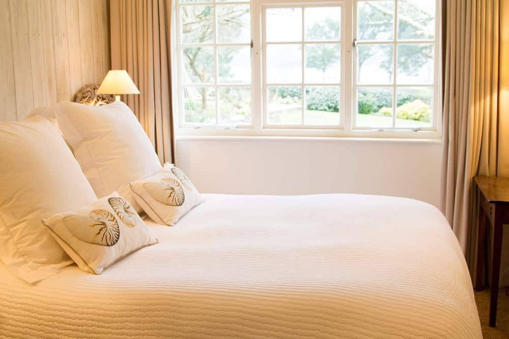 Stylish Four Bedroom Clapboard Cottage in Picturesque Helford in Helford, Cornwall