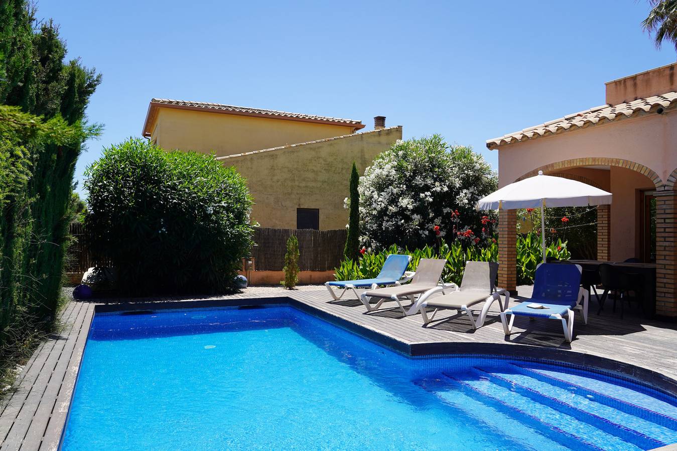 Fantastische Villa in der Nähe des Sandstrandes Sant Pere Pescador in Sant Pere Pescador, Oberampurien