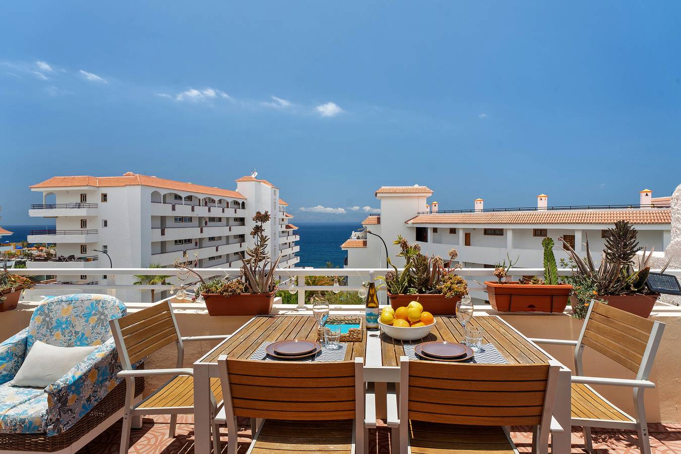 Apartamento entero, Vacaciones 'Ocean Sun' con vistas al mar, piscina compartida y Wi-Fi in Puerto de Santiago, Santiago del Teide