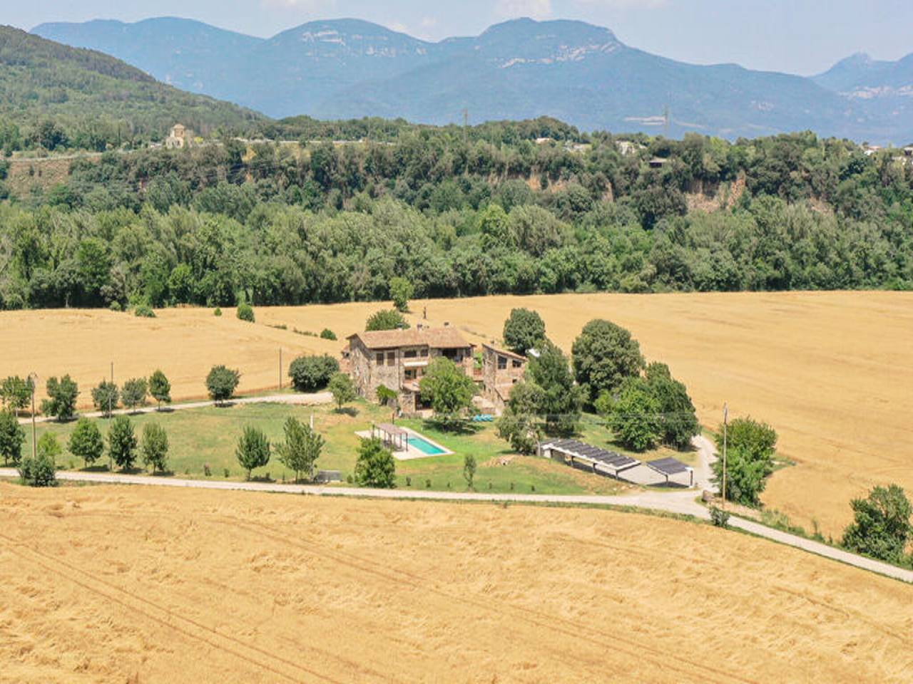 Apartamento entero, Casa en La Garrotxa con piscina de agua salada in Montagut y Oix, Garrotxa