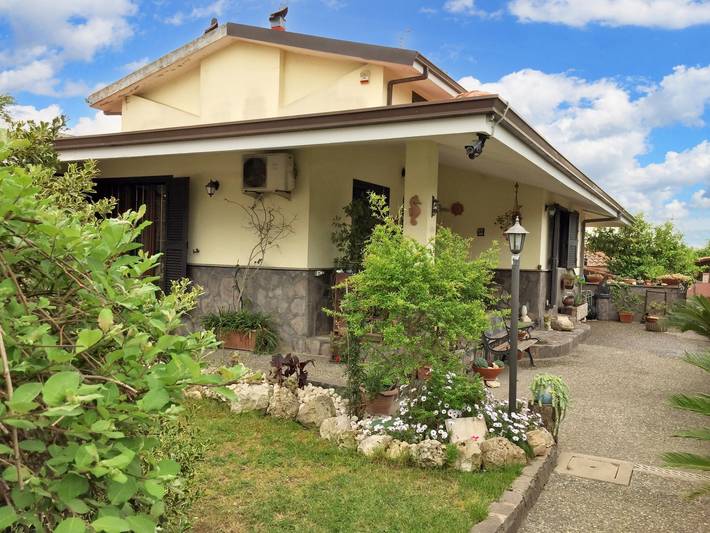 Appartamento per 4 persone, con terrazza e piscina in Giugliano in Campania