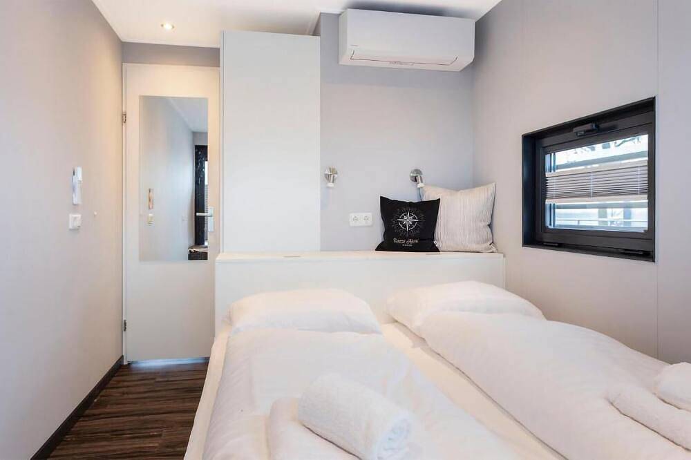 Prachtig schip in Offingawier met uitzicht op de haven in Friesland