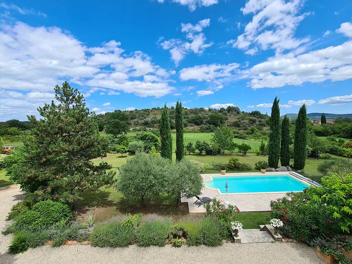 Gîte pour 9 personnes, avec terrasse ainsi que jardin et piscine