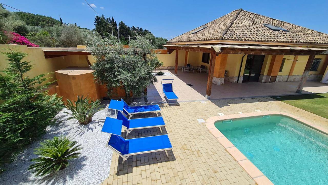 Villa Vivi. Piscina, idro, giardino e condizionatore in Capitana, Quartu Sant'Elena