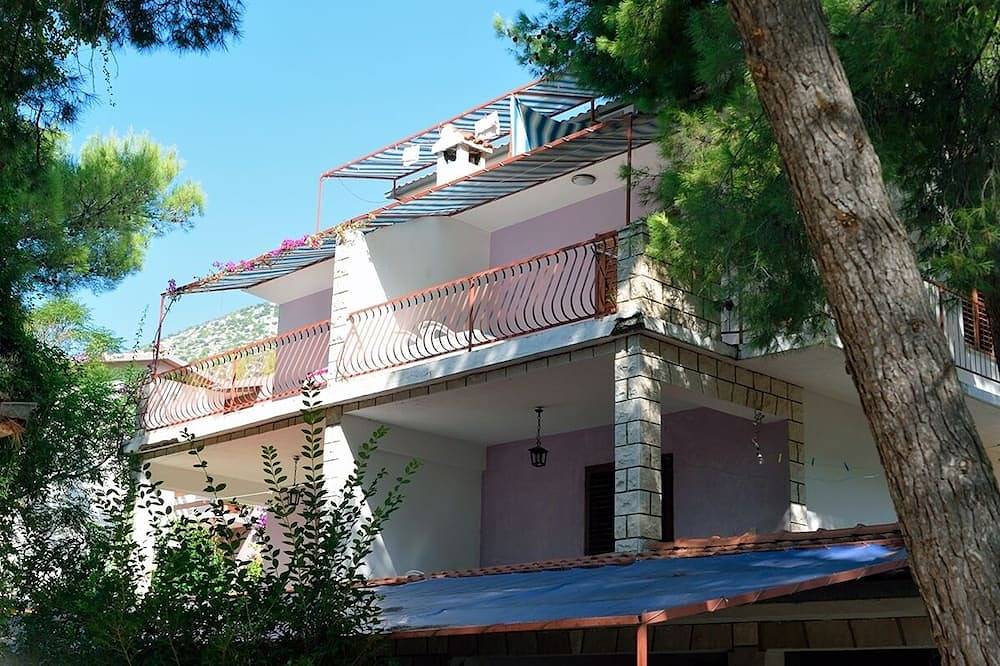 Entire apartment, One bedroom apartment near beach Ivan Dolac, Hvar (A-18100-c) in Hvar