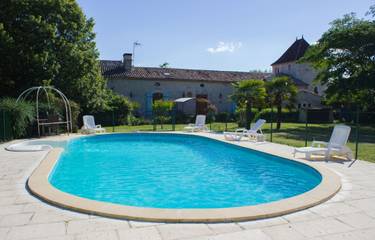 Gîte pour 13 personnes, avec piscine et terrasse à Thénac