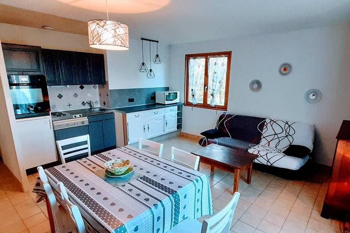 Gîte pour 8 personnes, avec jardin à Anzême