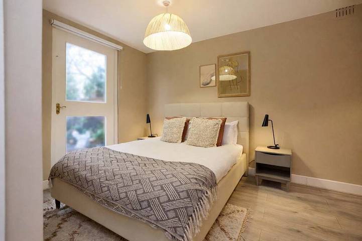 West of Brick & Bloom in Kingston upon Thames, Londra