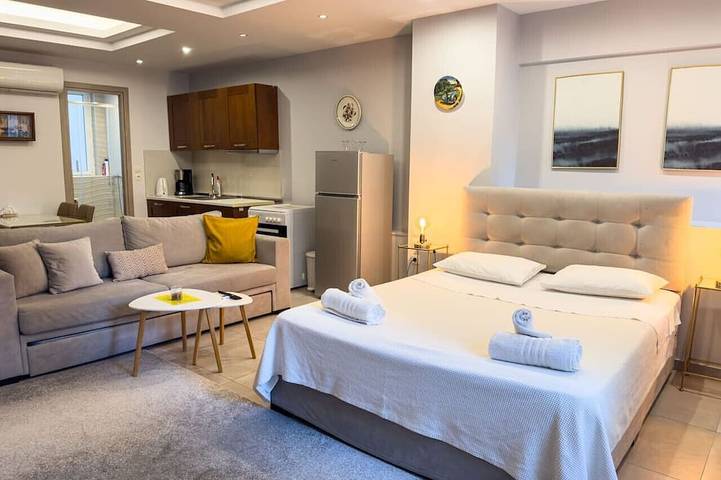 Entire apartment, Glamorous & Spacious Renovated Apartment, Syntagma in Central Section of Athens, Athens