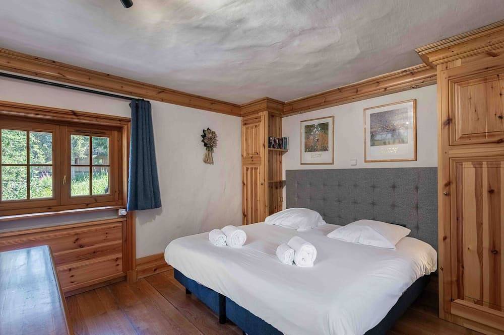 Charming Savoyard chalet, sleeps 12, sauna, piste access, Moriond in Courchevel 1650 (Moriond), Saint-Bon-Tarentaise