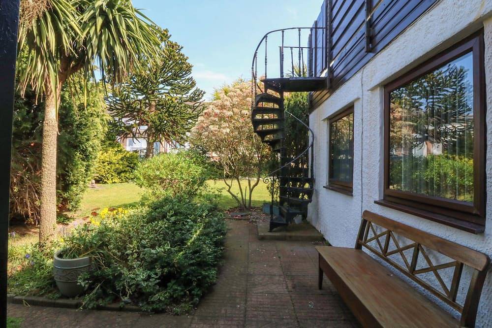 Boathouse, pet friendly, country holiday cottage in Deganwy in Deganwy, Conwy region