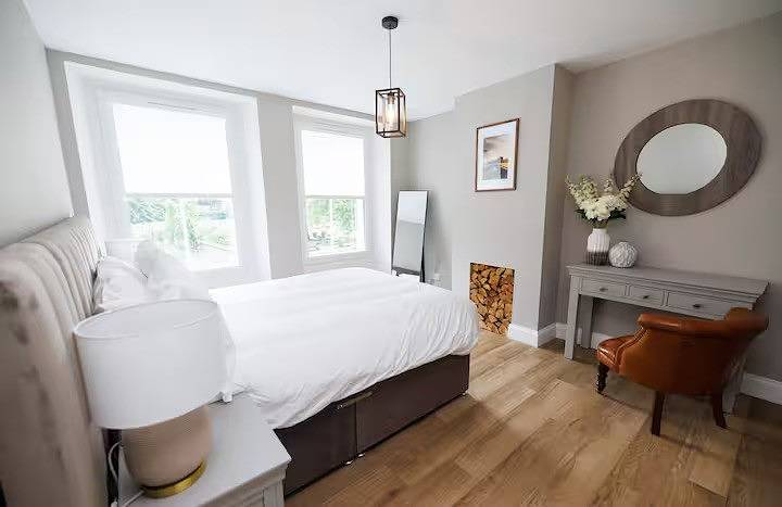 Entire holiday apartment, Stylish 3-Bed Apartment in the Heritage Quarter in Dunfermline, Fife region