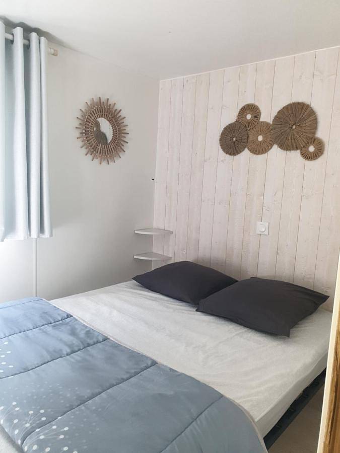 Camping pour 6 personnes, avec jardin et piscine ainsi que vue et terrasse à La Roque-d'Anthéron - 2