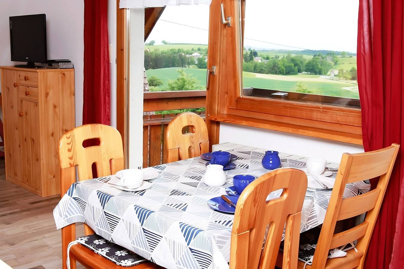 Ganze Wohnung, Ferienwohnung 3, 70 Qm' mit Gemeinschaftsgarten, Balkon und Wlan in Owingen, Region Bodensee-Oberschwaben