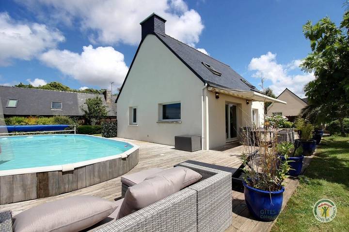 Gîte pour 6 personnes, avec terrasse ainsi que piscine et jardin, animaux acceptés à Kermaria-Sulard