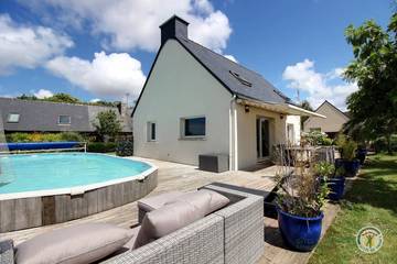 Gîte pour 6 personnes, avec terrasse ainsi que piscine et jardin, animaux acceptés à Kermaria-Sulard